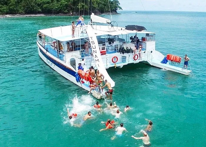 Catamaran Tour to Flamingo